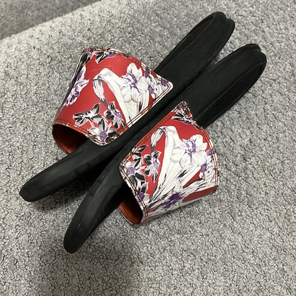 Nike Benassi Floral Pool Slides 10 - Picture 6 of 7